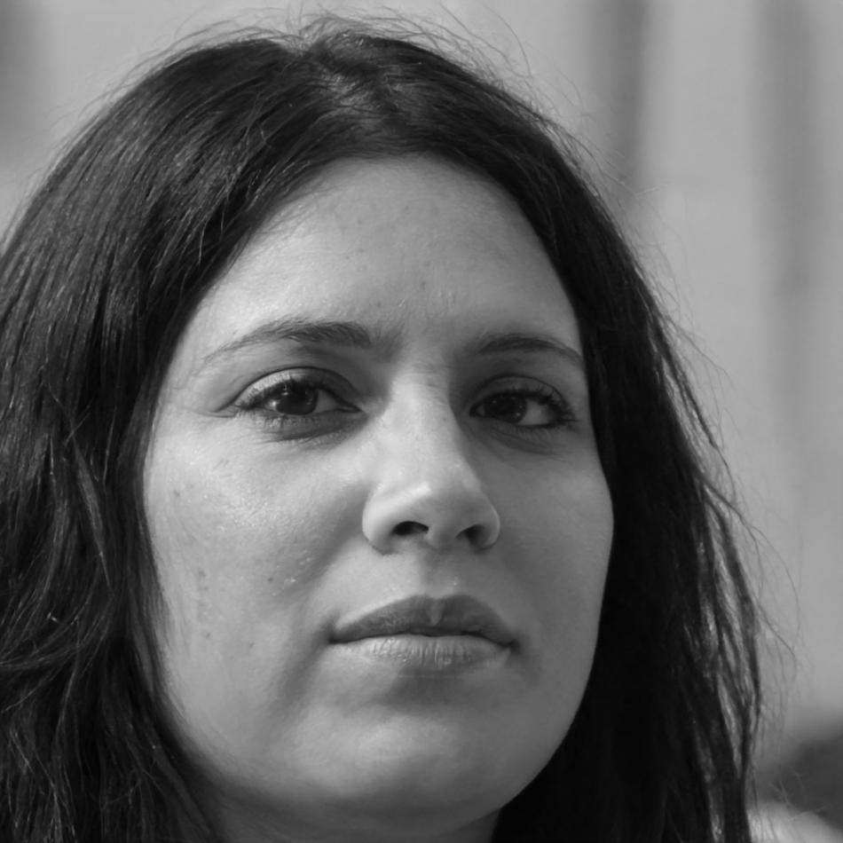 Retrato profesional de Esperanza Ruiz, Directora de Desarrollo de Producto en sylarithenqo